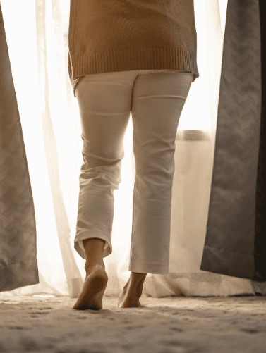 Persona caminando en casa
